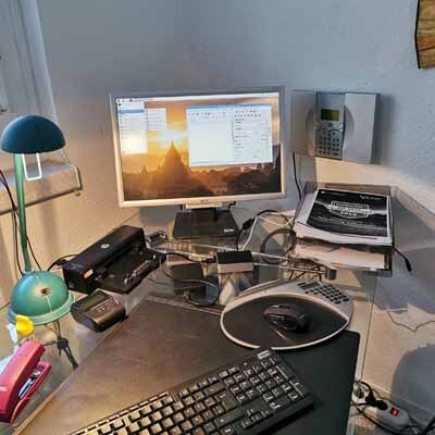 Büroarbeitsplatz mit Minicomputer